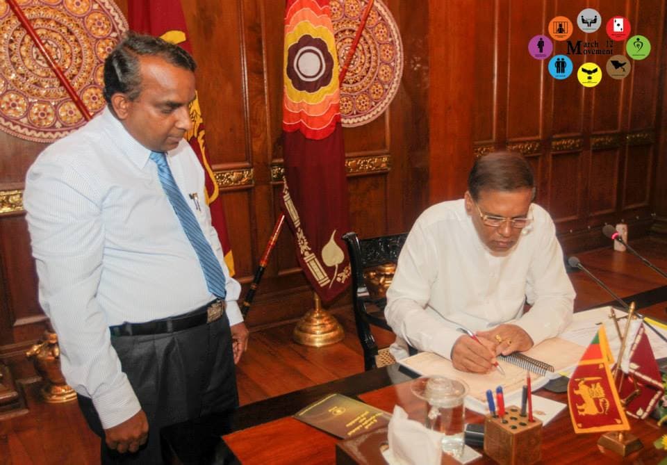 The President signs the March 12 Statement. - image 3